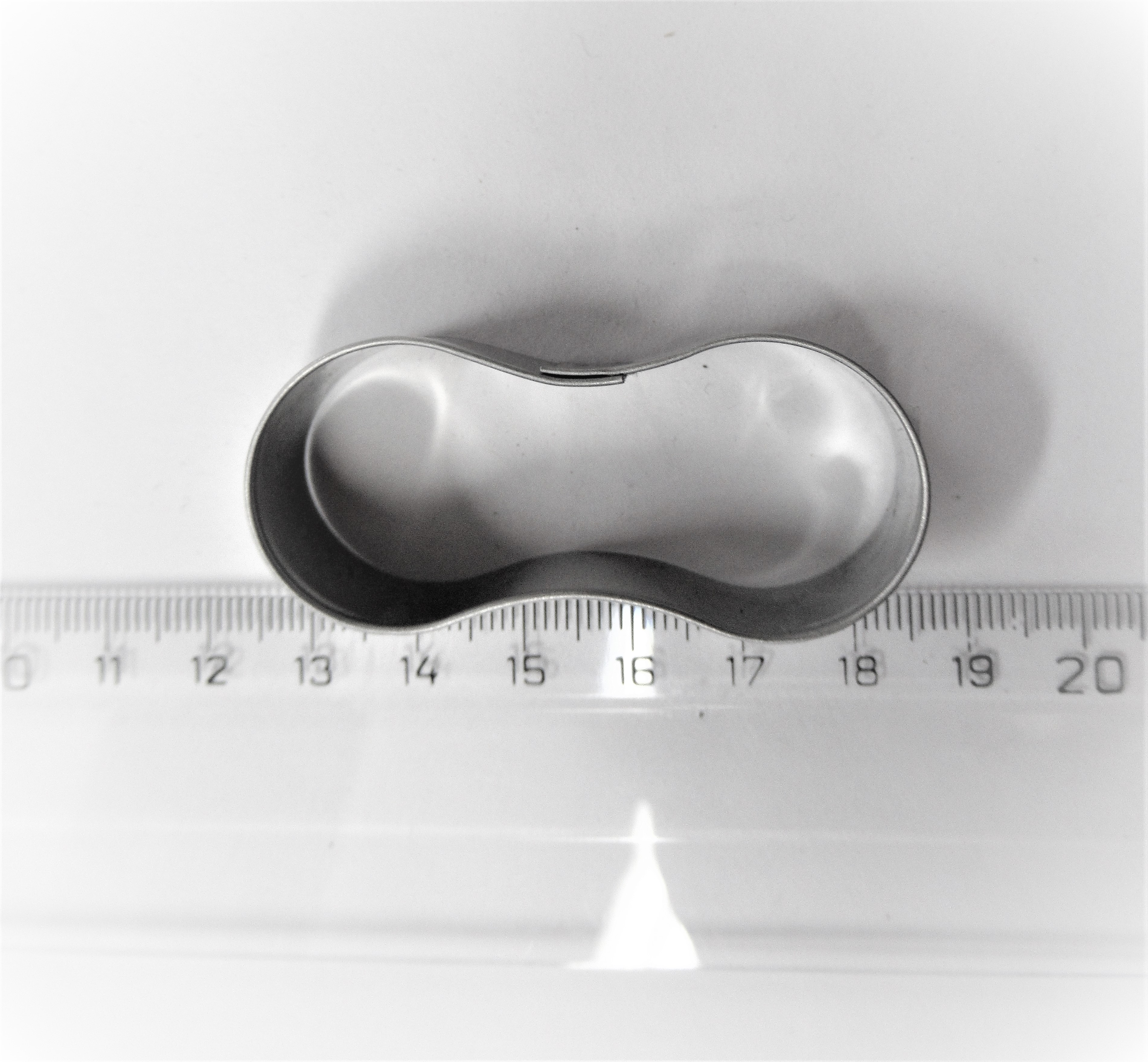 Vykrajovátko pocínované ZMÁČKLÝ OVÁL 6cm