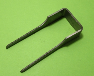 Skoba dveřní zatloukací rozměr 29mmx80mm